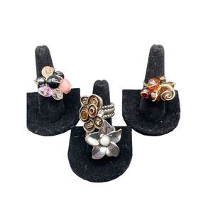 Lot of four rings two stretchy and two silver tone wire brown enamel, silver flo